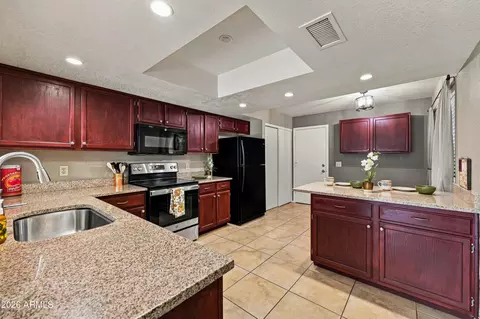 Kitchen - 4207 E Jojoba Rd, Phoenix, AZ 85044 photo 4 of 5