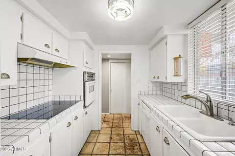Kitchen - 3270 E Camelback Rd #114, Phoenix, AZ 85018 photo 1 of 3