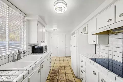 Kitchen - 3270 E Camelback Rd #114, Phoenix, AZ 85018 photo 2 of 3