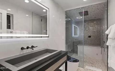 Bath - 3539 E Montecito Ave, Phoenix, AZ 85018 photo 4 of 7