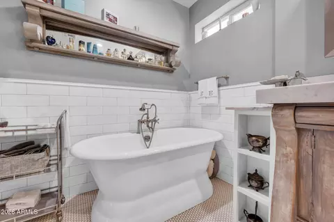 Bath - 345 E Orange Dr, Phoenix, AZ 85012 photo 3 of 5