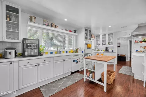 Kitchen - 345 E Orange Dr, Phoenix, AZ 85012 photo 5 of 6