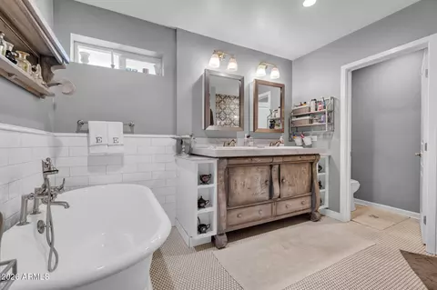 Bath - 345 E Orange Dr, Phoenix, AZ 85012 photo 1 of 5