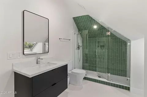 Bath - 910 E Kaler Dr, Phoenix, AZ 85020 photo 6 of 8