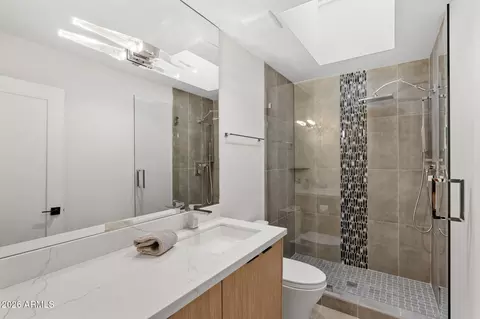 Bath - 910 E Kaler Dr, Phoenix, AZ 85020 photo 2 of 8