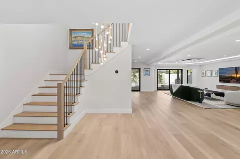 Entry Way - 910 E Kaler Dr, Phoenix, AZ 85020 photo 2 of 3