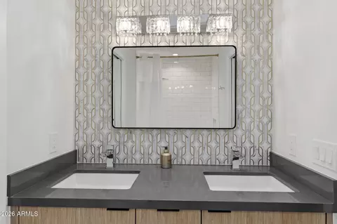 Bath - 910 E Kaler Dr, Phoenix, AZ 85020 photo 1 of 8
