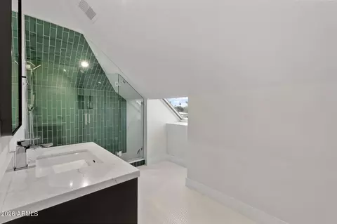 Bath - 910 E Kaler Dr, Phoenix, AZ 85020 photo 5 of 8
