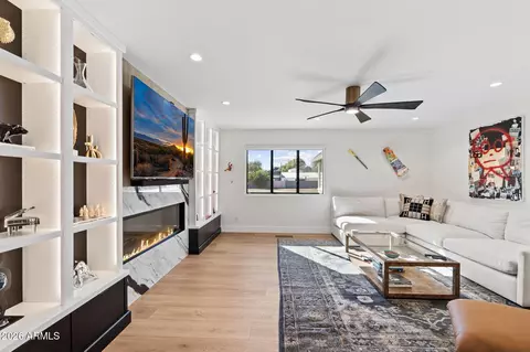 Living - 910 E Kaler Dr, Phoenix, AZ 85020 photo 2 of 3