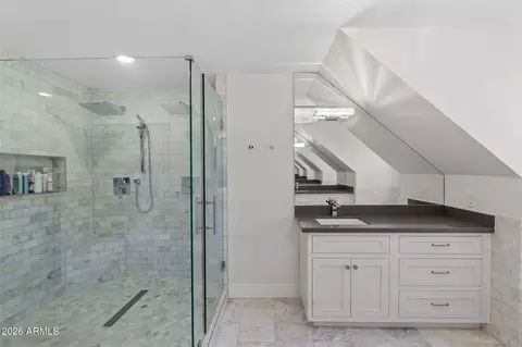 Bath - 910 E Kaler Dr, Phoenix, AZ 85020 photo 4 of 8