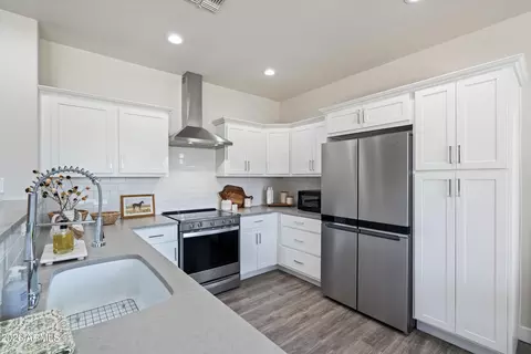 Kitchen - 3433 E Santa Fe Ln, Gilbert, AZ 85297 photo 2 of 3