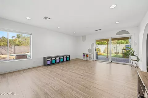 Living - 2415 W Dailey St, Phoenix, AZ 85023 photo 4 of 5