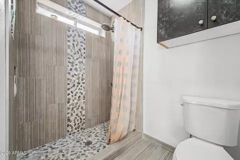 Bath - 2415 W Dailey St, Phoenix, AZ 85023 photo 2 of 3