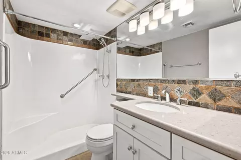 Bath - 4201 E Camelback Rd #31, Phoenix, AZ 85018 photo 1 of 2