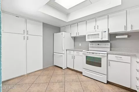 Kitchen - 4201 E Camelback Rd #31, Phoenix, AZ 85018 photo 2 of 3