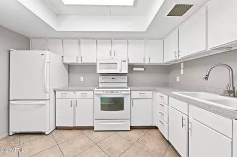 Kitchen - 4201 E Camelback Rd #31, Phoenix, AZ 85018 photo 1 of 3