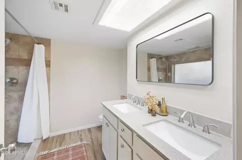 Bath - 155 W Wagoner Rd, Phoenix, AZ 85023 photo 1 of 3
