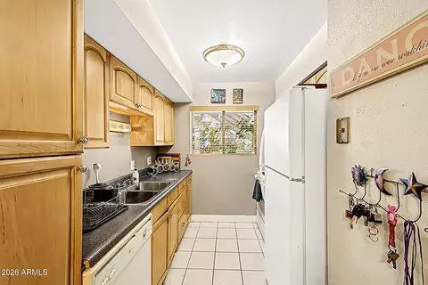 Kitchen - 749 E Montebello Ave #125, Phoenix, AZ 85014 photo 1 of 2
