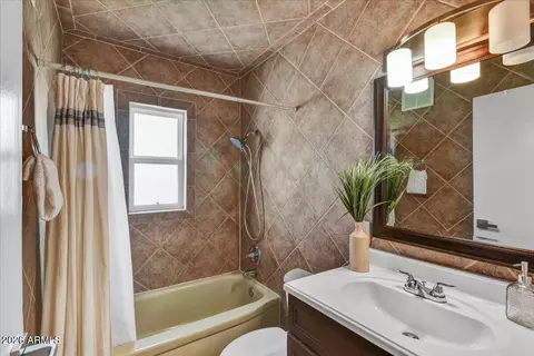 Bath - 4325 N 19th Pl, Phoenix, AZ 85016 photo 3 of 4