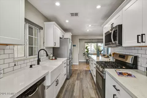 Kitchen - 4325 N 19th Pl, Phoenix, AZ 85016 photo 2 of 2