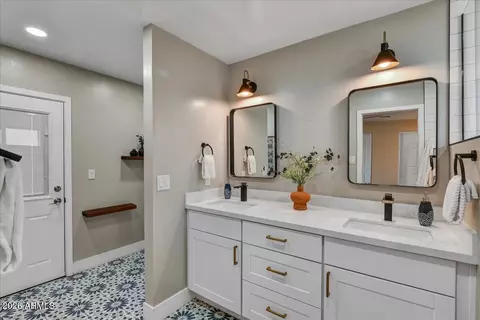 Bath - 4325 N 19th Pl, Phoenix, AZ 85016 photo 2 of 4