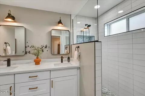 Bath - 4325 N 19th Pl, Phoenix, AZ 85016 photo 1 of 4