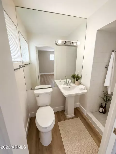 Bath - 815 E Cavalier Dr, Phoenix, AZ 85014 photo 3 of 5