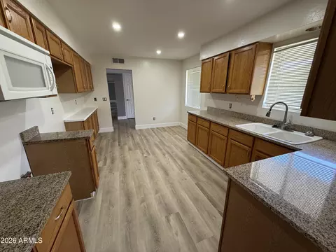 Kitchen - 815 E Cavalier Dr, Phoenix, AZ 85014 photo 2 of 5