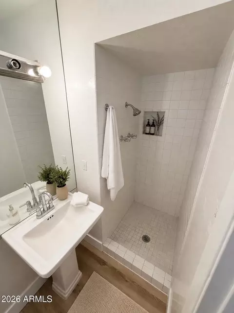 Bath - 815 E Cavalier Dr, Phoenix, AZ 85014 photo 2 of 5