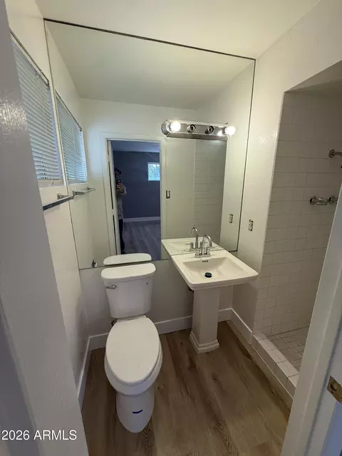 Bath - 815 E Cavalier Dr, Phoenix, AZ 85014 photo 1 of 5