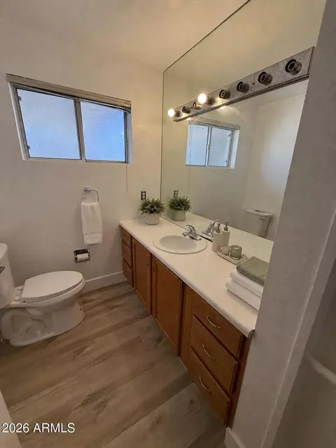 Bath - 815 E Cavalier Dr, Phoenix, AZ 85014 photo 4 of 5