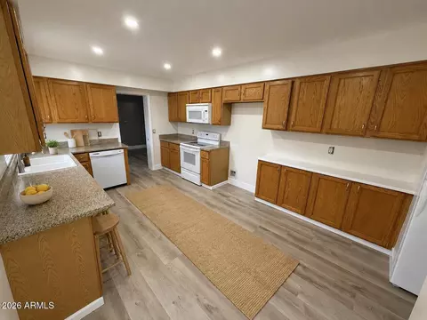 Kitchen - 815 E Cavalier Dr, Phoenix, AZ 85014 photo 4 of 5