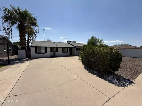 Exterior - 815 E Cavalier Dr, Phoenix, AZ 85014 photo 2 of 9