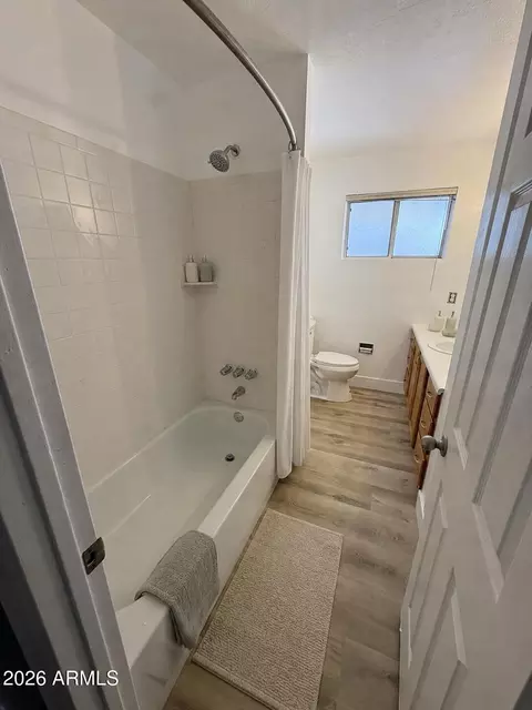 Bath - 815 E Cavalier Dr, Phoenix, AZ 85014 photo 5 of 5
