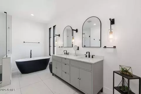 Bath - 3901 E Weldon Ave, Phoenix, AZ 85018 photo 2 of 3