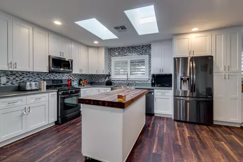 Kitchen - 813 E Glendale Ave, Phoenix, AZ 85020 photo 3 of 5