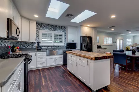 Kitchen - 813 E Glendale Ave, Phoenix, AZ 85020 photo 4 of 5