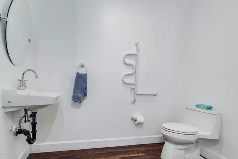 Bath - 813 E Glendale Ave, Phoenix, AZ 85020 photo 6 of 6