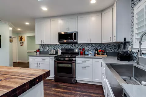 Kitchen - 813 E Glendale Ave, Phoenix, AZ 85020 photo 5 of 5