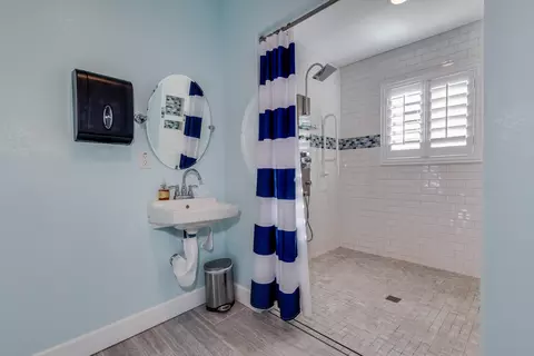 Bath - 813 E Glendale Ave, Phoenix, AZ 85020 photo 3 of 6