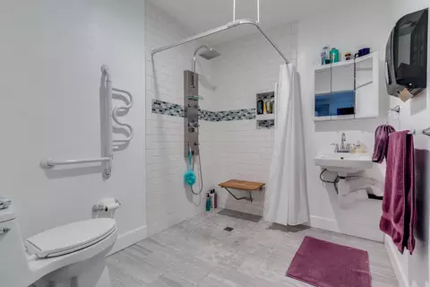 Bath - 813 E Glendale Ave, Phoenix, AZ 85020 photo 2 of 6