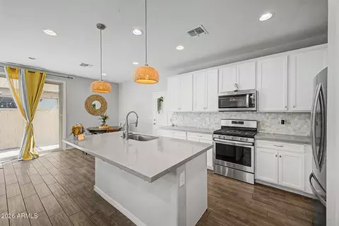 Kitchen - 17237 N 9th Pl, Phoenix, AZ 85022 photo 3 of 4