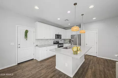 Kitchen - 17237 N 9th Pl, Phoenix, AZ 85022 photo 2 of 4
