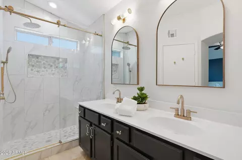 Bath - 17246 N 40th Pl, Phoenix, AZ 85032 photo 1 of 3