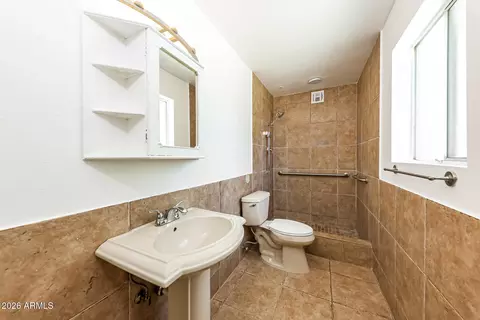 Bath - 3510 W Eugie Ave, Phoenix, AZ 85029 photo 3 of 3