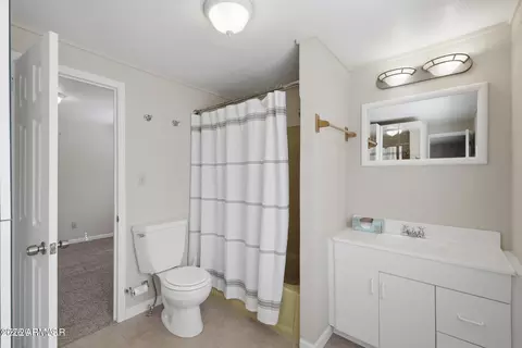 Bath - 154 W Pine Shadow Dr, Lakeside, AZ 85929 photo 1 of 2