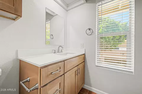 Bath - 1119 E North Ln N #3, Phoenix, AZ 85020 photo 2 of 2