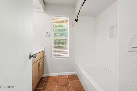 Bath - 1119 E North Ln N #3, Phoenix, AZ 85020 photo 1 of 2