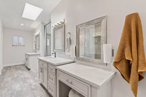 Bath - 4145 E Glenrosa Ave, Phoenix, AZ 85018 photo 2 of 4