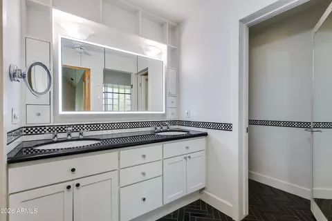 Bath - 2522 E Oregon Ave, Phoenix, AZ 85016 photo 1 of 3